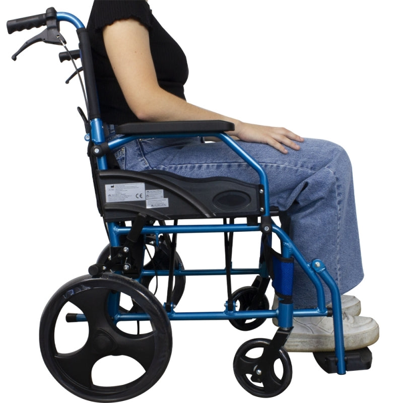 Silla de ruedas plegable de aluminio y frenos en manetas color azul