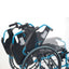 Silla de ruedas plegable con respaldo partido y reposabrazos abatible color azul