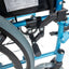 Silla de ruedas plegable con respaldo partido y reposabrazos abatible color azul